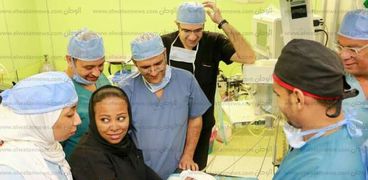 بالصور| رئيس جامعة أسوان يشهد إجراء عملية زرع قوقعة بالمستشفى الجامعي