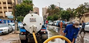 أعمال رفع تجمعات المياه من شوارع المنوفية