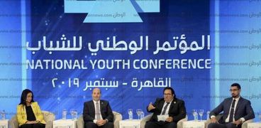 حسن علي خلال تحدثه في جلسة بالمؤتمر الوطني الثامن للشباب