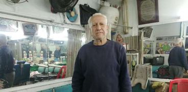 «محمد» مُسن يعمل في صالون حلاقة