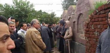 أهالى قرية ديروط بالبحيرة أثناء دفن جثامين ضحايا معدية كفرالشيخ