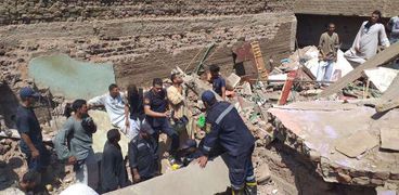 صور.. ارتفاع عدد ضحايا حادث انهيار منزل في سوهاج بينهم 4 أطفال