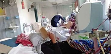 مريضة فى وحدة الغسيل الكلوى بمستشفى ناصر