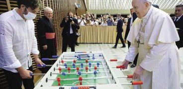 البابا فرنسيس خلال مشاركته اللعب مع أحد محبيه