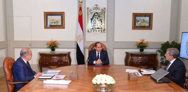 الرئيس عبدالفتاح السيسى خلال اجتماعه برئيس الوزراء ووزير المالية «صورة أرشيفية»