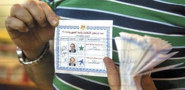أحد الناخبين دون اسم «صلاح» على بطاقة الاقتراع