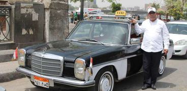 «طارق» ينتظر زبائن التاكسى فى وسط البلد