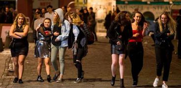 بالصور| "السُكر" يحول أجواء شوارع لندن الاحتفالية بـ2017 إلى عنف وفوضى