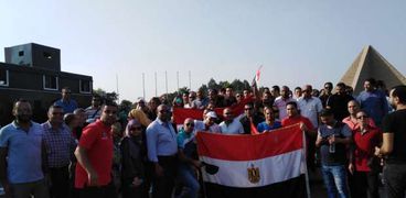 تجمع الآلاف من المواطنين بمحيط النصب التذكاري بمدينة نصر