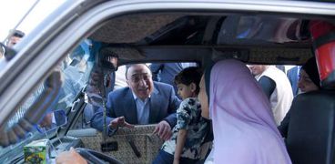 محافظ الإسكندرية رفقة سائقة السيارة الأجرة