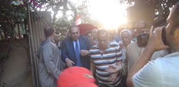 الدكتور محمود محي الدين يتقدم الجنازة