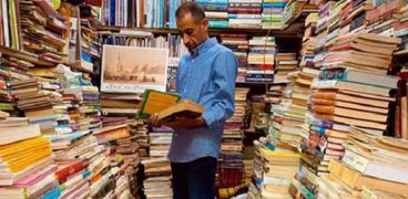 «أشرف» بائع الكتب