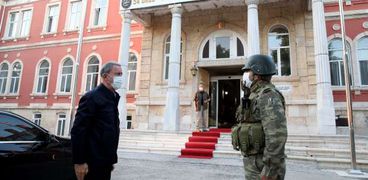 وزير الدفاع التركي خلوصي أكار "يسار"