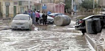 السيول تغرق شوارع مدينة رأس غارب بالبحر الأحمر