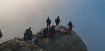 سياح فوق قمة جبل موسي يشاهدون شروق الشمس