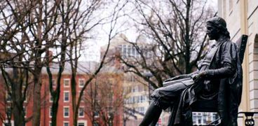تمثال جون هارفارد بجامعة هارفارد