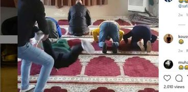 شباب لبنانيين يضحكون في الصلاة