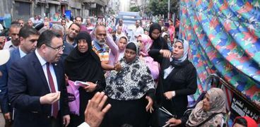 محافظ الإسكندرية لأهالي عقاري الجمرك المتضررين؛ "حقكم هيرجع لكم"