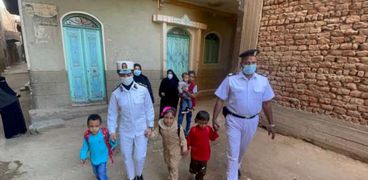 قيادات وضباط الشرطة اصطحبوا أبناء الشهداء للمدارس في أول يوم دراسي (صور)