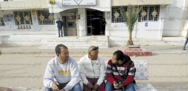 محرر «الوطن» يتحدث مع اثنين من شباب تونس