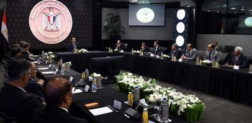 مدبولي يجتمع مع 45 رجل أعمال كويتي بمقر هيئة الاستثمار (صور)