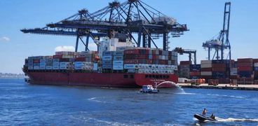 جانب من سفن البضائع العملاقة بميناء الدخيلة بالإسكندرية