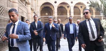 بالصور| وزير الآثار يتفقد ترميم مسجد الطنبغا المارداني