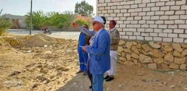 رئيس شركة مياه مطروح خلال زيارته سيوة لمتابعة المشروعات الجديدة للصرف