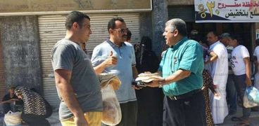 مدير عام تموين مطروح خلال متابعته بيع الخبز بمنافذ البيع بمطروح