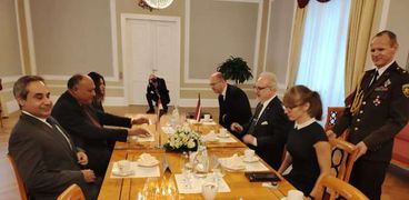 وزير الخارجية يلتقي رئيس جمهورية لاتفيا