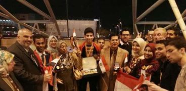 تعليم كفر الشيخ يستقبل الطلاب الفائزين فى مطار القاهرة