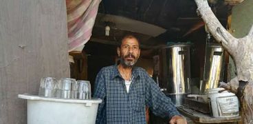 المواطن مجدى فهمى يبيع الشاى داخل مقابر التونسى