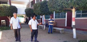 رئيس مدينة القنايات يتفقد صيانة المدارس استعدادا للعام الدراسي