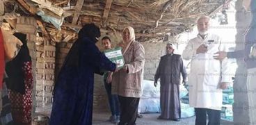 توزيع مساعدات غذائية بمدينة دهب