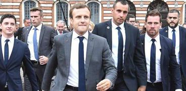 الرئيس الفرنسي وسط الحرس الشخصي