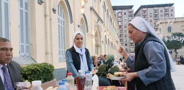 الراهبات يقدمن إفطار رمضان في الإسكندرية