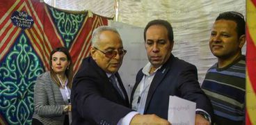المستشار بهاء الدين أبوشقة رئيس حزب الوفد يدلي بصوته في انتخابات الهيئة العليا للحزب