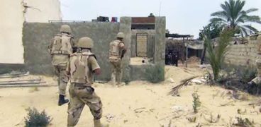 أفراد القوات المسلحة يواصلون تطهير سيناء من الإرهابيين خلال عملية «حق الشهيد»