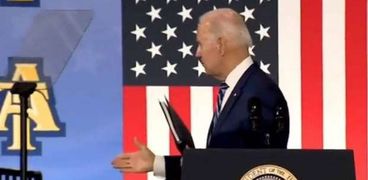 الرئيس الأمريكي جو بايدن يصافح أشباحا حسبما رصدت وسائل إعلام عالمية