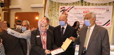 محافظ القاهرة يسلم 50 عروسا أجهزة منزلية ضمن مبادرة "حياة كريمة"