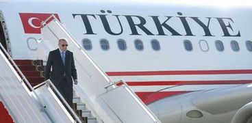 أردوغان ينزل من طائرة الرئاسة