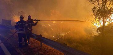 رجال الإطفاء يحاولون إخماد حرائق الغابات في فرنسا
