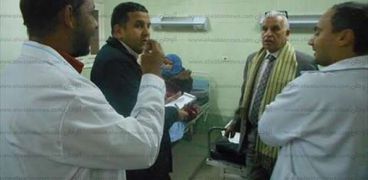 مكافاة طبيب وخصم شهر من أخر في مرور مفاجي على مستشفيات جنوب أسيوط