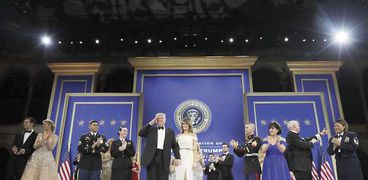 «ترامب» يقوم بأداء التحية العسكرية فى حفل تنصيبه