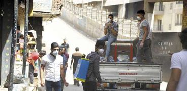 متطوعون يشاركون فى تعقيم وتطهير شوارع منطقة منشية ناصر