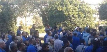 بالصور| عمال ألومنيوم نجع حمادي يضربون عن العمل ويطالبون بحل مجلس إدارة الشركة