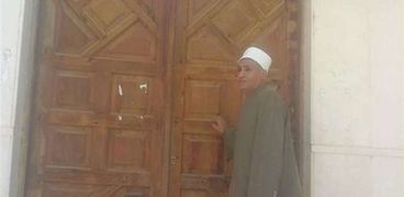 جانب من متابعة وكيل وزارة الأوقاف بالأقصر لإغلاق المساجد- أرشيفية