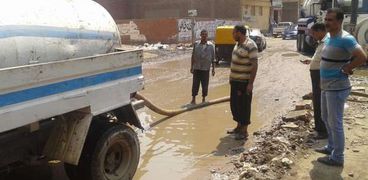 محافظ الغربية يوجه رئيس حي ثان المحلة  بشفط وكسح مياه الصرف الصحي  بشوارع المحلة الكبري