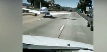 طائرة تهبط على طريق سريع بطريقة الأفلام الهوليودية