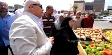 محافظ بورسعيد أثناء متابعة بيع الطماطم بالسعر الذى حدده
